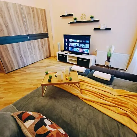 Street Cozy Apartment *